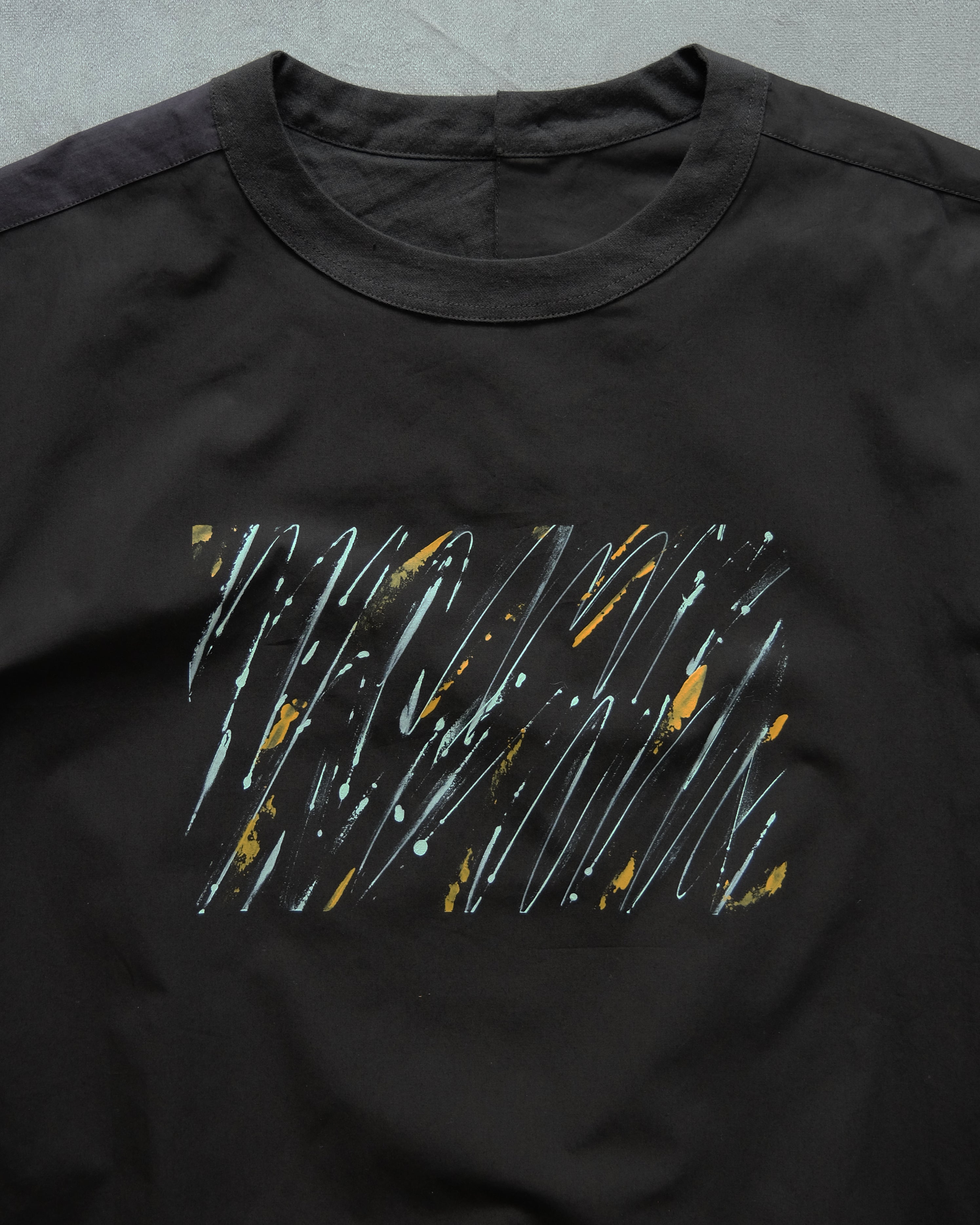 シャツ屋のTシャツ Lサイズ（painted by Saki Tanaka）